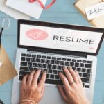 パソコンで履歴書作成中