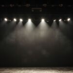 暗い舞台、スポットライト照射